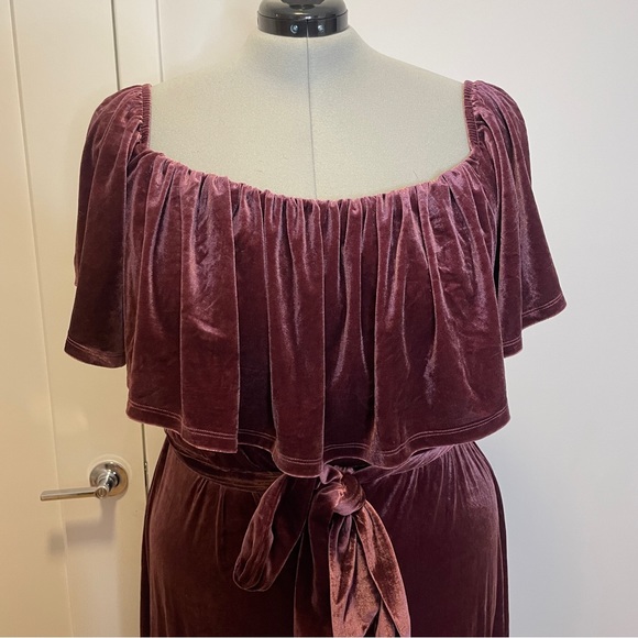 Eloquii Elements | 24 | Velvet Jumpsuit - Picture 6 of 9